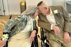 100-летний жених и 102-летняя невеста сыграли свадьбу в доме престарелых