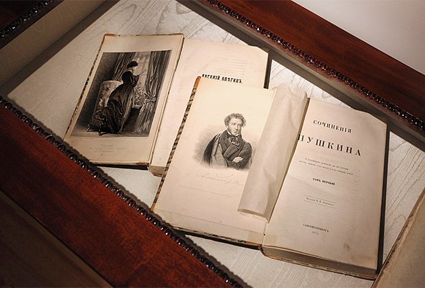 «Всем этим управляли из России». Кто и зачем крадет бесценные книги Пушкина в Европе и возвращает их на родину?