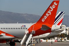 Экипаж самолета забыл на взлетной полосе пассажиров в инвалидных колясках