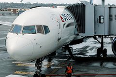 Пассажирка самолета и ее дочь устроили скандал из-за сумок и сорвали рейс