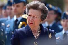 Сестра Карла III попала в больницу