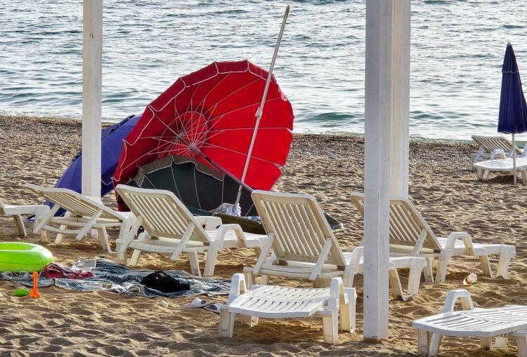 Водитель вывозил людей с пляжа Севастополя после ракетной атаки