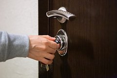 Жильцам обрушившегося дома предложили пожить в комнате с плесенью