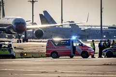 Активисты приклеили себя к взлетной полосе аэропорта в Европе и парализовали его работу
