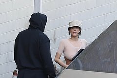 Жена Канье Уэста пришла в кинотеатр с оголенной грудью