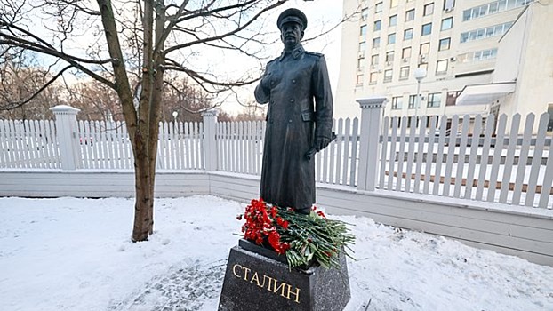 Pamjatnik stalinu otkryli v vologde 794c2f0.jpg
