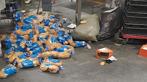Direktor hlebokombinata objasnil foto s valjajushhimsja na polu hlebom 3fd7cb2.jpg