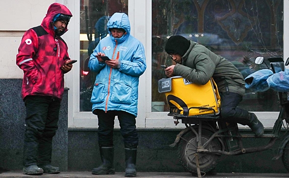 V peterburge hotjat zapretit migrantam rabotat v taksi i kurerami 7c3c66b.jpg