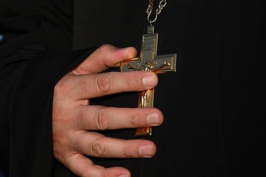 В России потребовали восстановить названного Алаудиновым дебилом священника