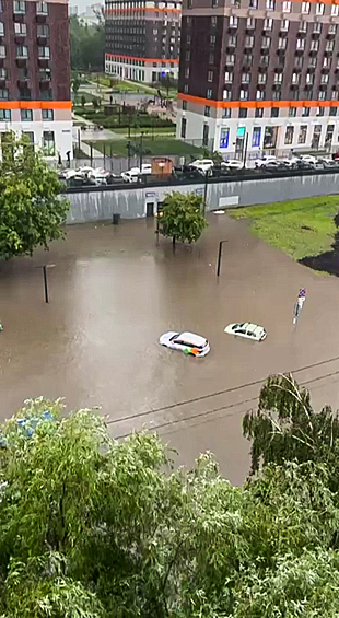 Москву затопило: кадры погодного апокалипсиса в столице