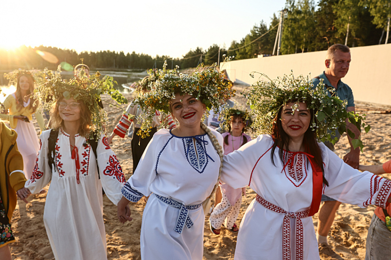 Прыжки через костер и хороводы: в России отметили день Ивана Купалы
