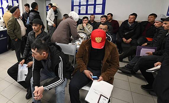 Chinovniki priehali k migrantam i rasskazali im o sposobe poluchenija grazhdanstva rossii 7d1b246.jpg