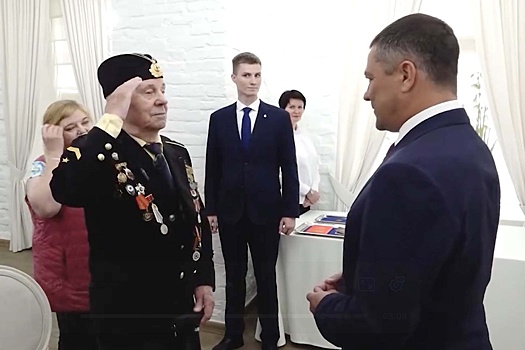 V pskovskoj oblasti vruchili pasport veteranu pereehavshemu iz latvii 5008cd6.jpg