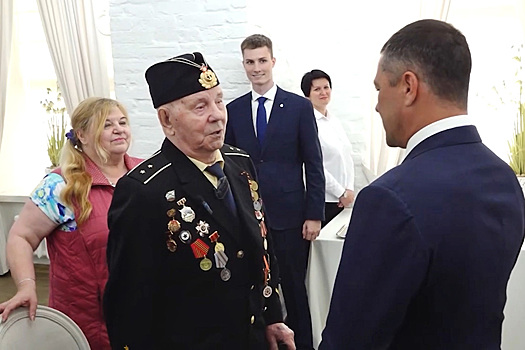Vydvorennomu iz latvii veteranu vov vruchili rossijskij pasport b1a06f4.jpg